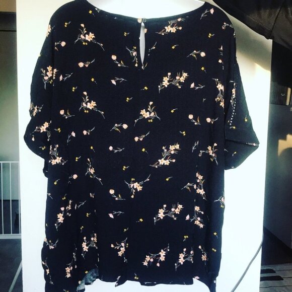 Buffalo xxLarge Women’s Black Floral  Tie Front Top - Picture 6 of 13